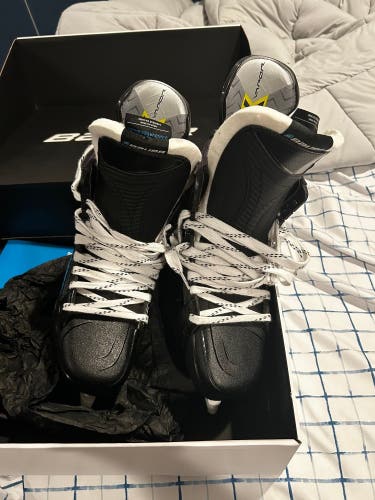 Black 2023 Bauer Vapor Hyperlite 2 Hockey Skates Regular Width 8.5 (New)