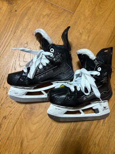 2024 Bauer Supreme M50 Pro Hockey Skates Extra Wide Width Size 2.5 (Used)