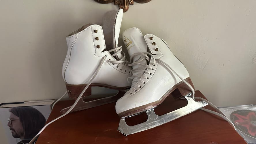 Jackson Ultima Freestyle Figure Skates Junior 2.5 (Used)