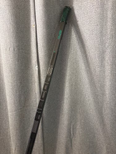 CCM pro‑stock stick with 65 flex and P28 curve. Designed in Montreal with Stiktak Grip for excellent