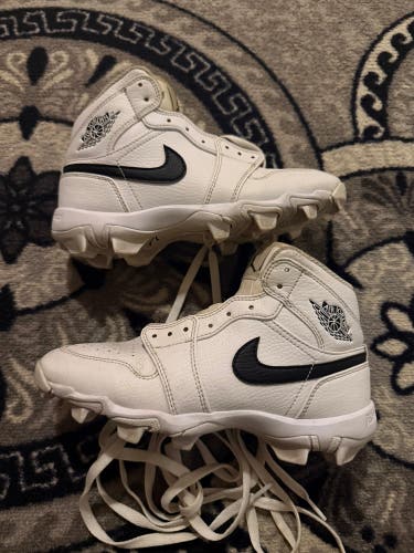 White Kid's 5Y (Big Kids / Youth) Youth Jordan High Top Molded Cleats (Used)