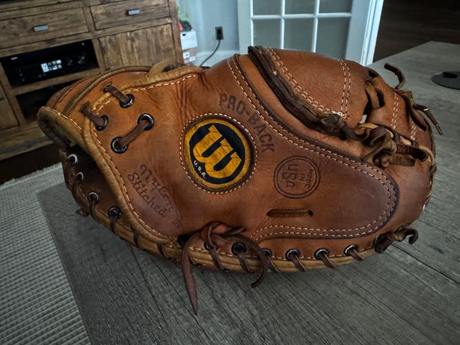 Wilson A2403 RH Catcher's Baseball Glove 32.5" (Used)