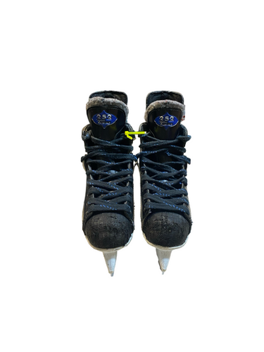 Used CCM TACKS 252 Junior Hockey Skate Junior 04 11706-S000376511