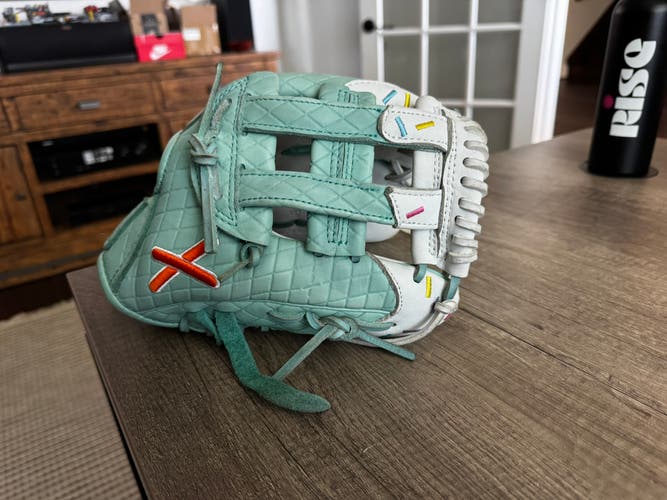 Absolutely Ridiculous 12” Aria RH Baseball Glove 12" (Used)