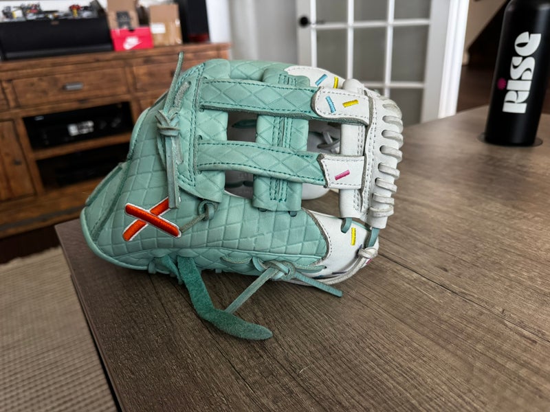 Absolutely Ridiculous 12” Aria RH Baseball Glove 12" (Used)