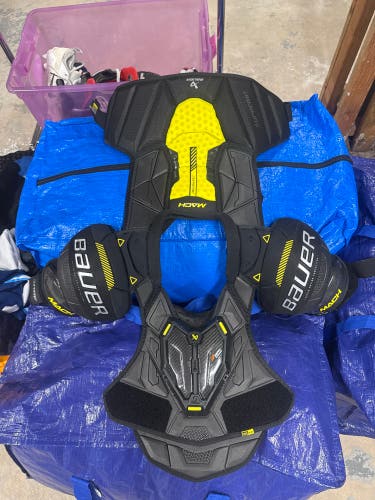 Men's Medium Intermediate Bauer Supreme Mach Shoulder Pads