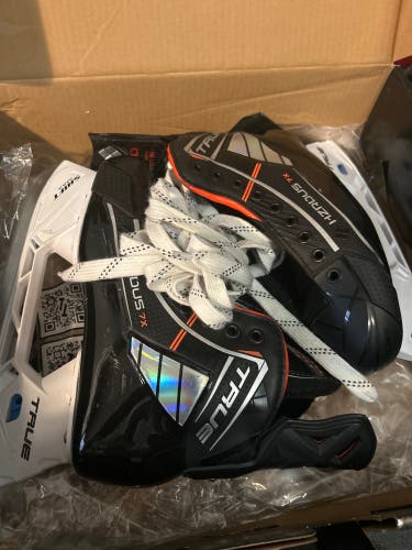 2023 True HZRDUS 7x Hockey Skates Wide Width 7 (Used)
