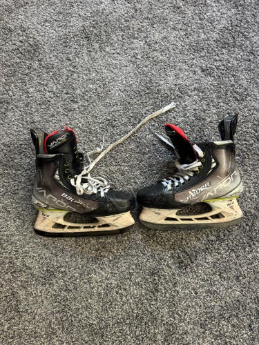 2021 Bauer Vapor Hyperlite Hockey Skates Regular Width Size 5.5