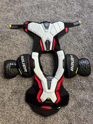 Men's Large Intermediate Bauer Vapor Hyperlite Shoulder Pads