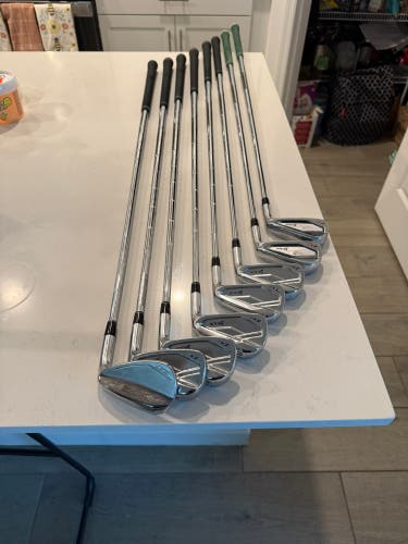 Men's 2022 Srixon ZX7 Right Handed Iron Set Stiff Flex (8 Clubs) #4 - #9, PW, GW (Used)