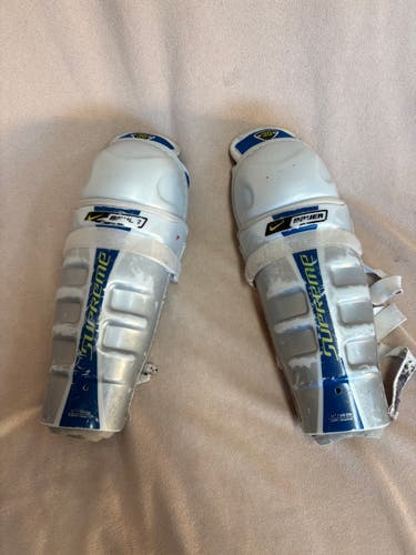 Youth Bauer Supreme 11" Shin Pads (Used)