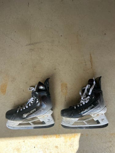 2023 Bauer Vapor Hyperlite 2 Hockey Skates Regular Width 8.5 (Used)