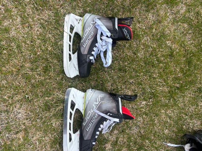 2021 Bauer Vapor Hyperlite Hockey Skates 9 (Used)