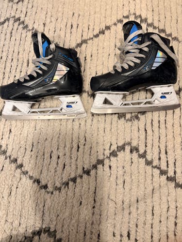Black True TF7 Hockey Skates Regular Width Size 5.5 (Used)