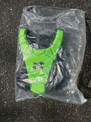 Unequal goalie chest pad