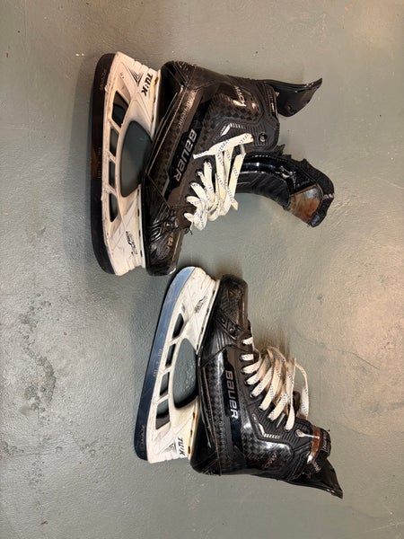 Black 2022 Bauer Supreme Mach Hockey Skates Regular Width Pro Stock 9.5 (Used)