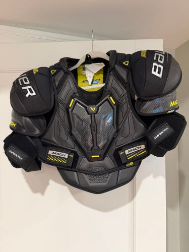 Men's Medium Senior Bauer Supreme Mach Shoulder Pads (Used)