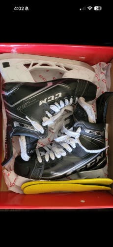 CCM Ribcor 90K Hockey Skates Regular Width 8 (Used)