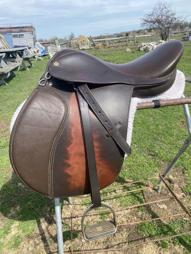 Used Derby Originals Havana leather 17.5" CC English saddle w/fittings, med tree