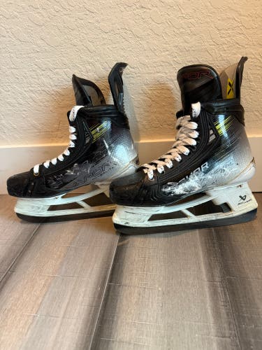 2023 Bauer Vapor Hyperlite 2 Hockey Skates Narrow Width 8.5 (Used)