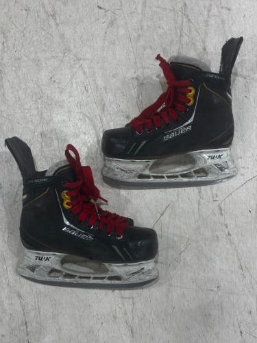 Junior Bauer Supreme Hockey Skates Regular Width Size 3.5 (Used)