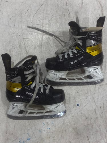 Junior Bauer Ignite Pro+ Hockey Skates Regular Width Size 1.5 (Used)