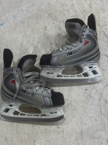Youth Bauer Vapor XXII Hockey Skates 11 (Used)