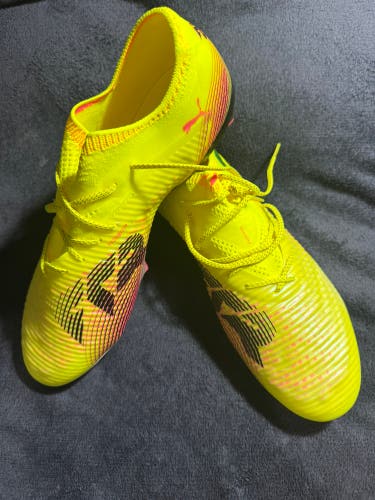 Yellow Men's Size M 10.5 (W 11.5) Puma Future Molded Cleats Cleats (New)