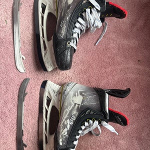Intermediate Bauer Vapor Hyperlite Hockey Skates | Size 5.5 Fit 1
