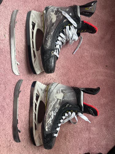 Intermediate Bauer Vapor Hyperlite Hockey Skates | Size 5.5 Fit 1