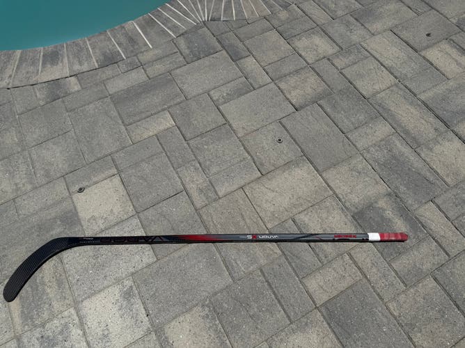 Intermediate Bauer Vapor Team Right Handed Hockey Stick P92 65 Flex (Used)