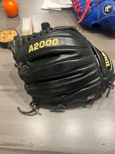 Wilson A2000 RH Pitcher's Baseball Glove 11.75" (Used)