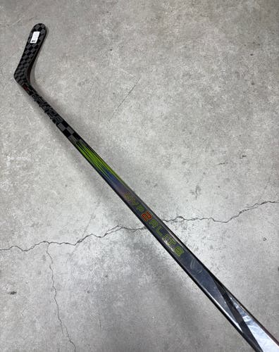 77 Flex P92 Senior Bauer Vapor Hyperlite2 Right Hand Hockey Stick (New)