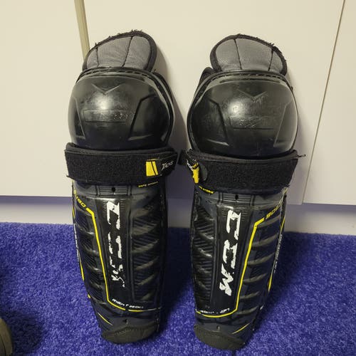 Junior CCM Tacks 9080 11" Shin Pads (Used)