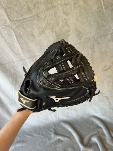 Black Mizuno Prospect RH Catcher's Softball Glove 32.5" (Used)
