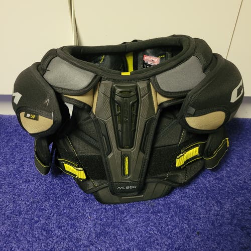 Medium Junior CCM AS580 Shoulder Pads (Used)