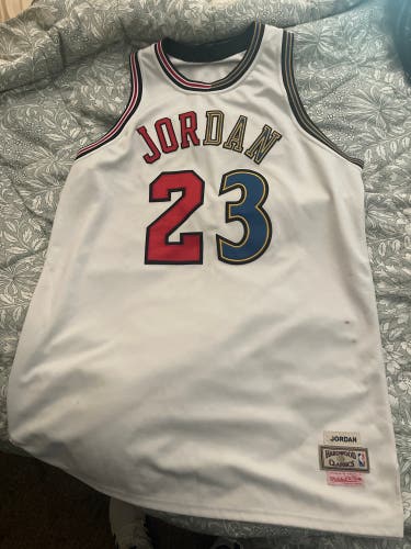 White XXL Adult Unisex Jordan Jersey (Used)