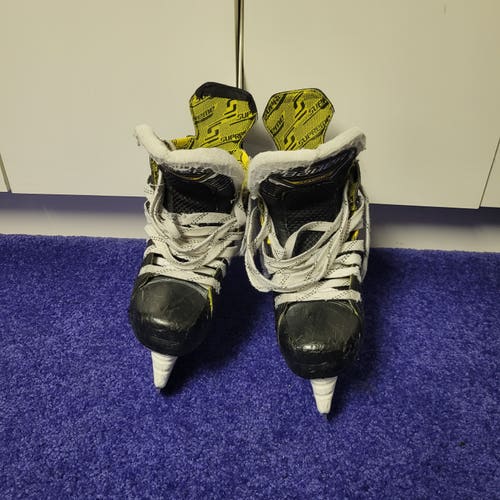 Black Bauer Supreme M4 Hockey Skates Regular Width Size 2.5 (Used)