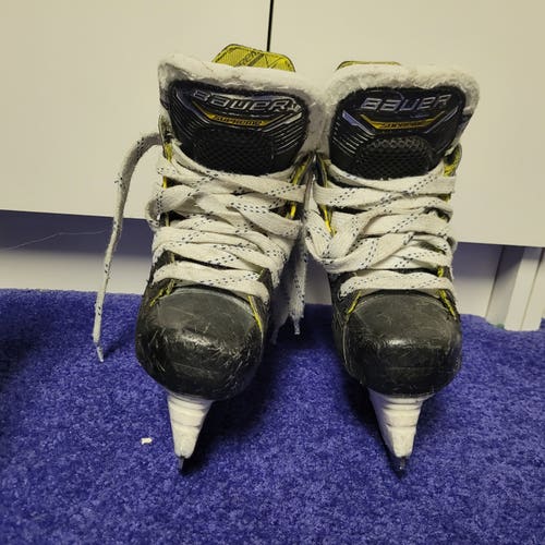 Black Bauer Supreme M4 Hockey Skates Regular Width Size 1.5 (Used)