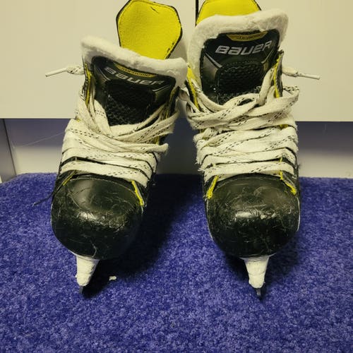 Black Bauer Supreme 3S Hockey Skates Regular Width 13.5 (Used)