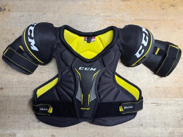 Small Junior CCM Tacks 9040 Shoulder Pads (Used)