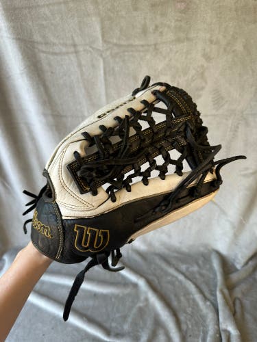 White Wilson A1000 RH Outfield Baseball Glove 12.5" (Used)