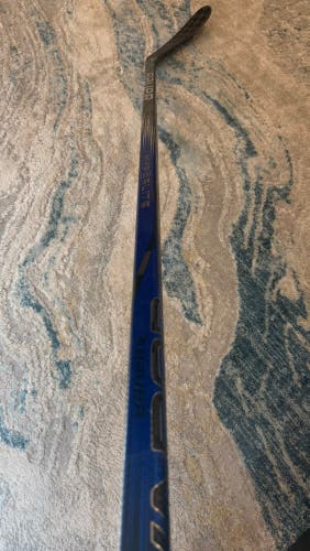 Intermediate Bauer Vapor Hyperlite 2 Right Handed Hockey Stick P28 65 Flex (Used)