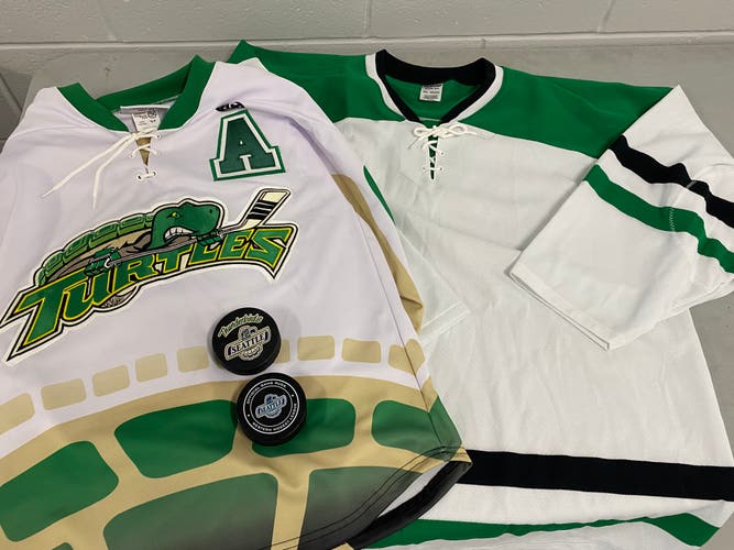 Custom listing 2 Jerseys & puck