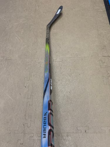Senior Bauer Vapor Hyperlite 2 Right Handed Hockey Stick P28 87 Flex (New)