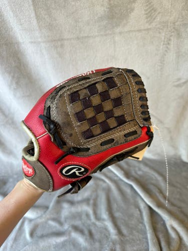 Red Rawlings Playmaker Series RH Pitcher's Baseball Glove 11" (Used)