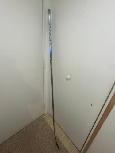 Senior Bauer Vapor Flylite Right Handed Hockey Stick P28 77 Flex (New)