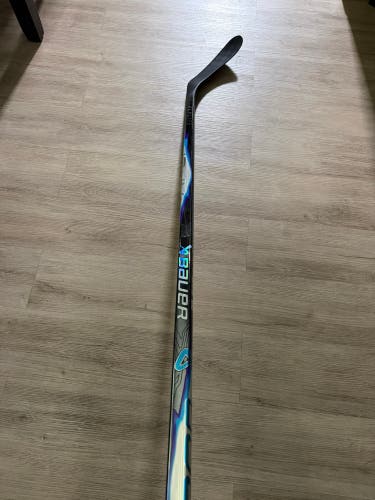 Intermediate Bauer Vapor Flylite Right Handed Hockey Stick P28 65 Flex (New)
