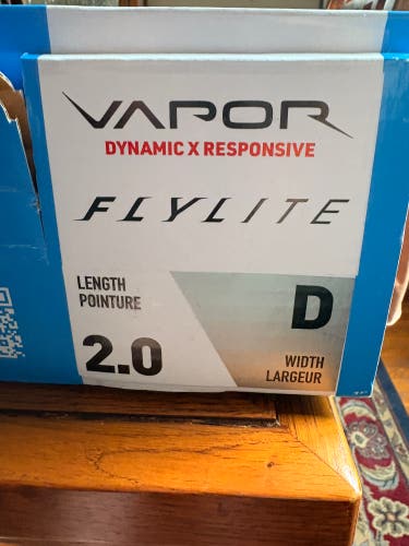 White/Blue Bauer Vapor Hyperlite Hockey Skates Regular Width Size 2 (New)