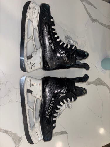 Black 2023 Bauer Vapor Hyperlite 2 Hockey Skates Regular Width Pro Stock 7.5 (Used)